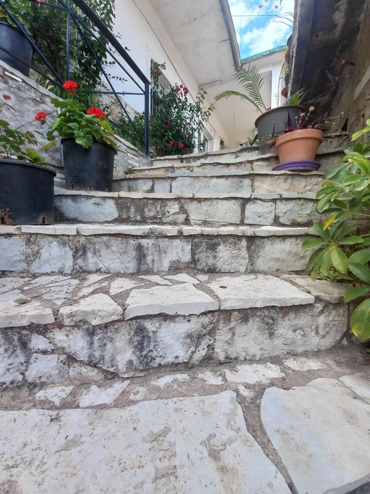 Aleko Guest House Gjirokaster Luaran gambar